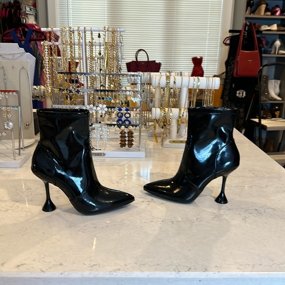 I.N.C. black faux patent leather heeled booties size 6